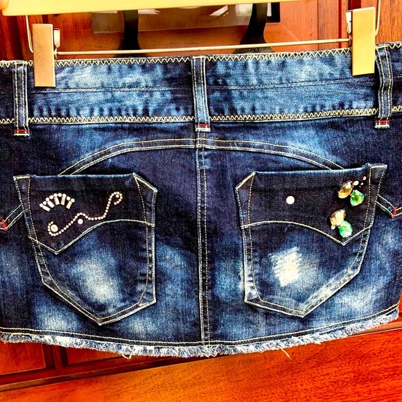 Bebe embellished denim skirt with buttons and colorful decorative details. - Picture 4 of 6